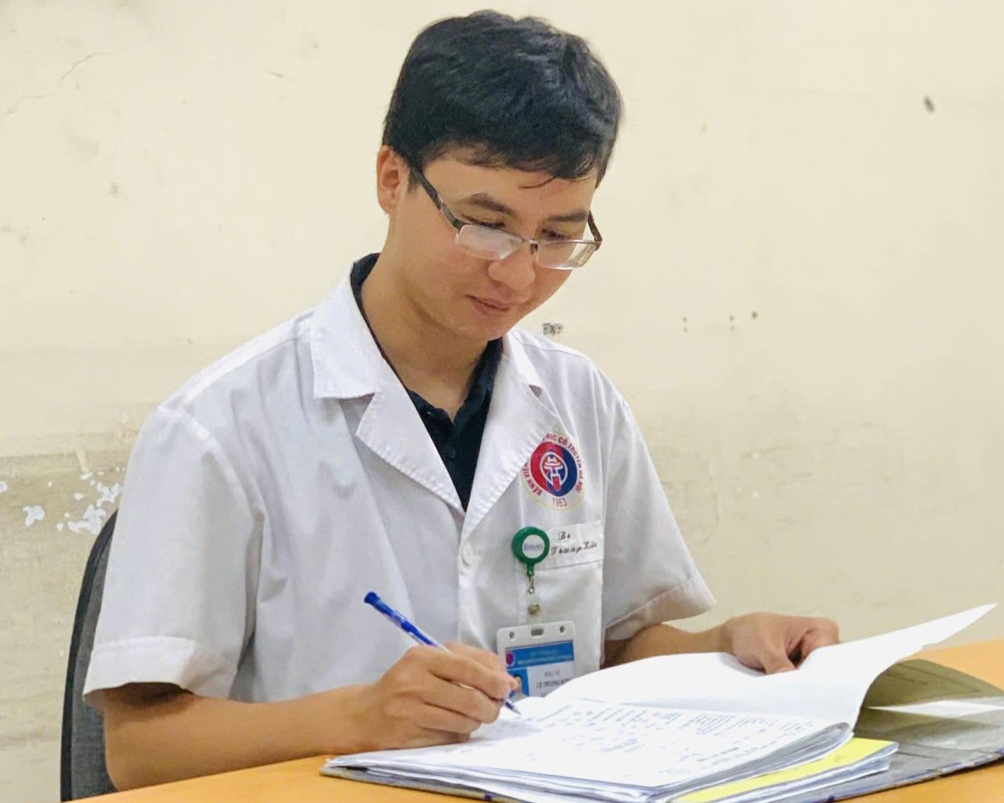 Mình vừa xem lại hai tấm ảnh của một bạn bệnh nhân, chụp cách nhau đúng 23 ngày. Ngồi nhìn khá lâu, rồi muốn viết vài dòng.